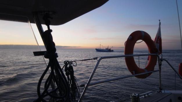 Navigation au petit matin Bateau pêcheur croisé au petit matin le long de la côte polonaise